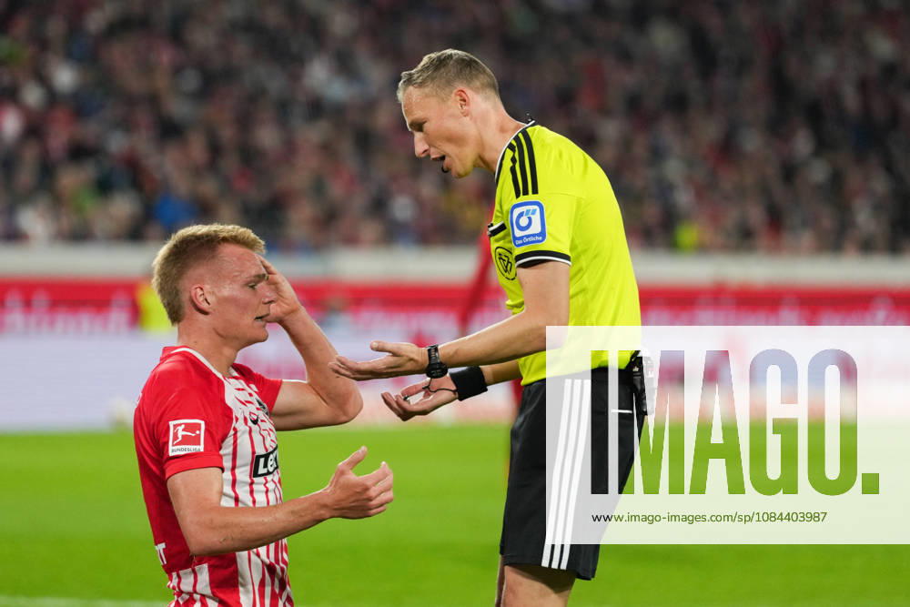 1. Bundesliga: SC Freiburg vs FC Schalke 04, 11.10.2026 Philipp Lienhart (SC Freiburg, 3) am Diskutieren mit Martin Petersen (Schiedsrichter) 1. Bundesliga: SC Freiburg vs FC Schalke 04, Europa-Park-Stadion, 11.10.2026 DFB DFL REGULATIONS PROHIBIT ANY USE OF PHOTOGRAPHS AS IMAGE SEQUENCES AND OR QUASI-VIDEO.