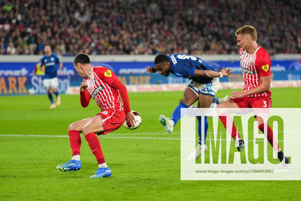 1. Bundesliga: SC Freiburg vs FC Schalke 04, 11.10.2026 Moussa Sylla (FC Schalke 04, 9) mit einer Chance im Freiburger Sechszehner im Zweikampf mit Yannik Engelhardt (SC Freiburg, 16) 1. Bundesliga: SC Freiburg vs FC Schalke 04, Europa-Park-Stadion, 11.10.2026 DFB DFL REGULATIONS PROHIBIT ANY USE OF PHOTOGRAPHS AS IMAGE SEQUENCES AND OR QUASI-VIDEO.