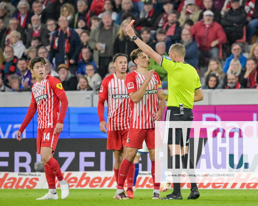 Martin Petersen (Schiedsrichter) zeigt Yuito Suzuki (SC Freiburg, 14) die Gelb-Rote Karte. GER, SC Freiburg vs Schalke 04, Fussball, Bundesliga, 5. Spieltag, Saison 2026 2027, 11.10.2026 DFL DFB REGULATIONS PROHIBIT ANY USE OF PHOTOGRAPHS AS IMAGE SEQUENCES AND OR QUASI-VIDEO GER, SC Freiburg vs Schalke 04, Fussball, Bundesliga, 5. Spieltag, Saison 2026 2027, 11.10.2026 Freiburg