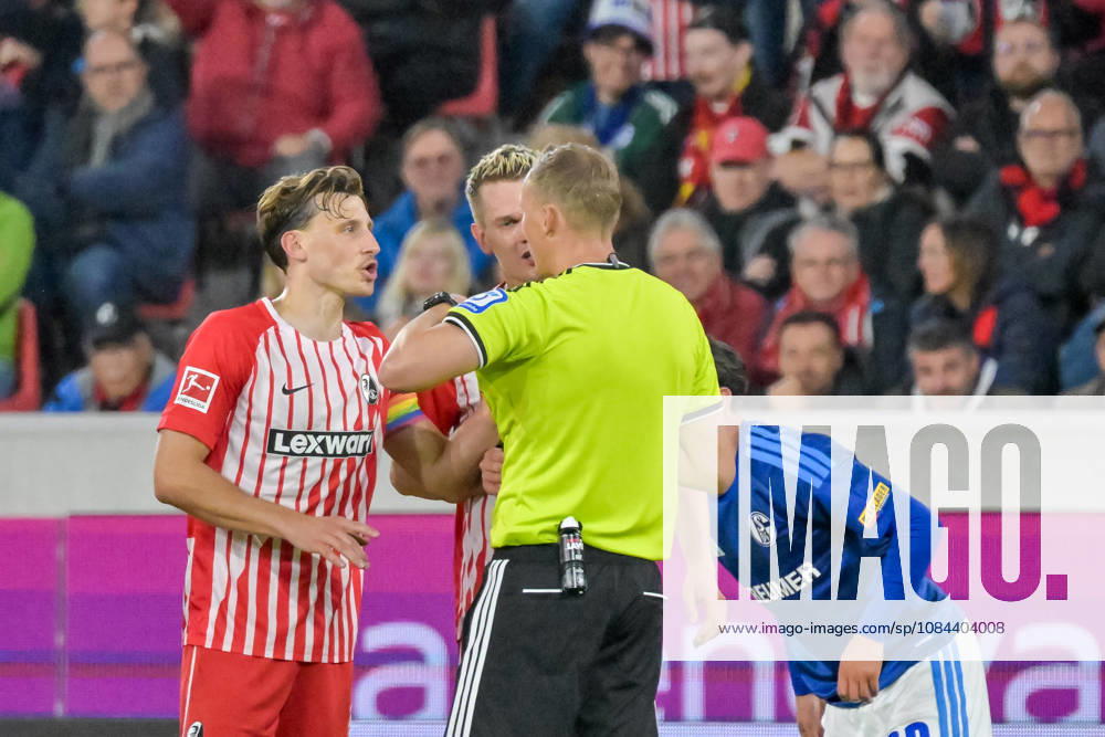 Maximilian Eggestein (SC Freiburg, 08), Martin Petersen (Schiedsrichter) im Gespraech nach der Gelb-Roten Karte von Yuito Suzuki (SC Freiburg, 14) GER, SC Freiburg vs Schalke 04, Fussball, Bundesliga, 5. Spieltag, Saison 2026 2027, 11.10.2026 DFL DFB REGULATIONS PROHIBIT ANY USE OF PHOTOGRAPHS AS IMAGE SEQUENCES AND OR QUASI-VIDEO GER, SC Freiburg vs Schalke 04, Fussball, Bundesliga, 5. Spieltag, Saison 2026 2027, 11.10.2026 Freiburg