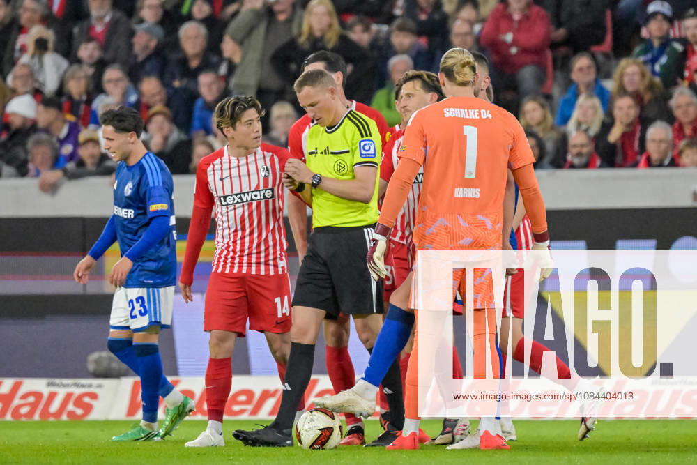 Yuito Suzuki (SC Freiburg, 14) mit Gespraechbedarf nach seiner Gelb-Roten Karte von Martin Petersen (Schiedsrichter) GER, SC Freiburg vs Schalke 04, Fussball, Bundesliga, 5. Spieltag, Saison 2026 2027, 11.10.2026 DFL DFB REGULATIONS PROHIBIT ANY USE OF PHOTOGRAPHS AS IMAGE SEQUENCES AND OR QUASI-VIDEO GER, SC Freiburg vs Schalke 04, Fussball, Bundesliga, 5. Spieltag, Saison 2026 2027, 11.10.2026 Freiburg