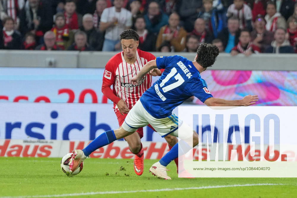 Derry Scherhant (SC Freiburg, 07) im Zweikampf mit Adrian Gantenbein (FC Schalke 04, 17) , Deutschland, Fussball, 1. Bundesliga, 5.Spieltag, 2026 2027, SC Freiburg vs. FC Schalke 04, 11.10.2026, Europa-Park Stadion, Freiburg Freiburg Europa-Park Stadion Baden-Württemberg Deutschland