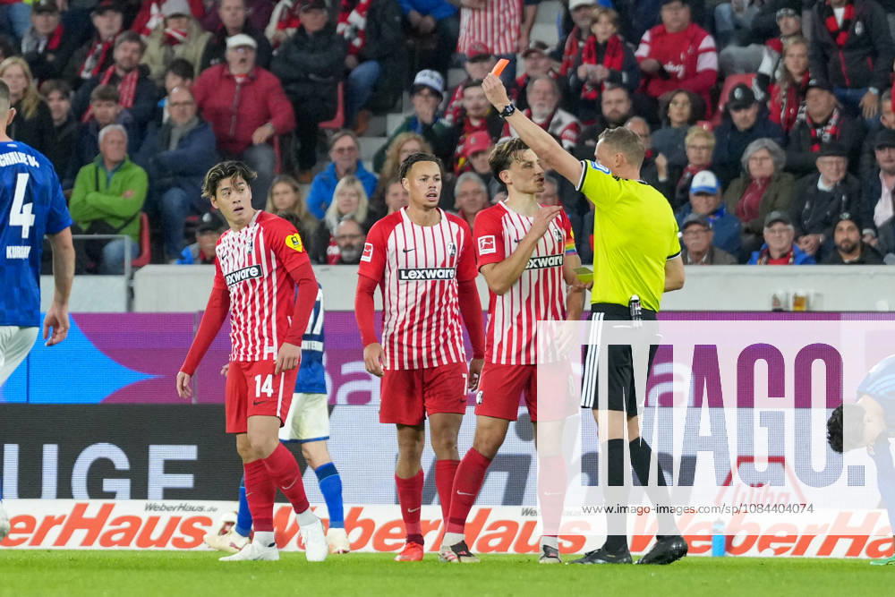 Martin Petersen (Schiedsrichter) zeigt Yuito Suzuki (SC Freiburg, 14) die Gelb Rote Karte , Deutschland, Fussball, 1. Bundesliga, 5.Spieltag, 2026 2027, SC Freiburg vs. FC Schalke 04, 11.10.2026, Europa-Park Stadion, Freiburg Freiburg Europa-Park Stadion Baden-Württemberg Deutschland
