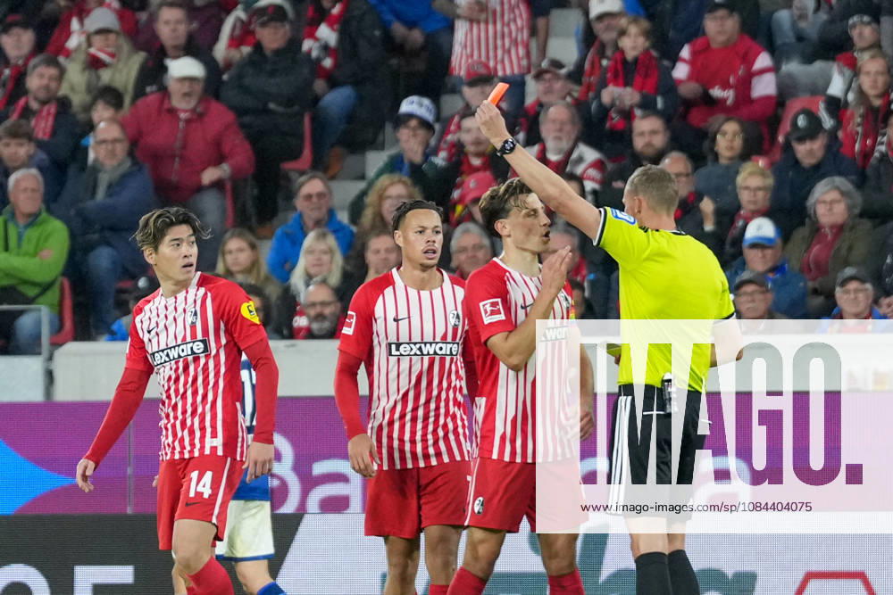Martin Petersen (Schiedsrichter) zeigt Yuito Suzuki (SC Freiburg, 14) die Gelb Rote Karte , Deutschland, Fussball, 1. Bundesliga, 5.Spieltag, 2026 2027, SC Freiburg vs. FC Schalke 04, 11.10.2026, Europa-Park Stadion, Freiburg Freiburg Europa-Park Stadion Baden-Württemberg Deutschland
