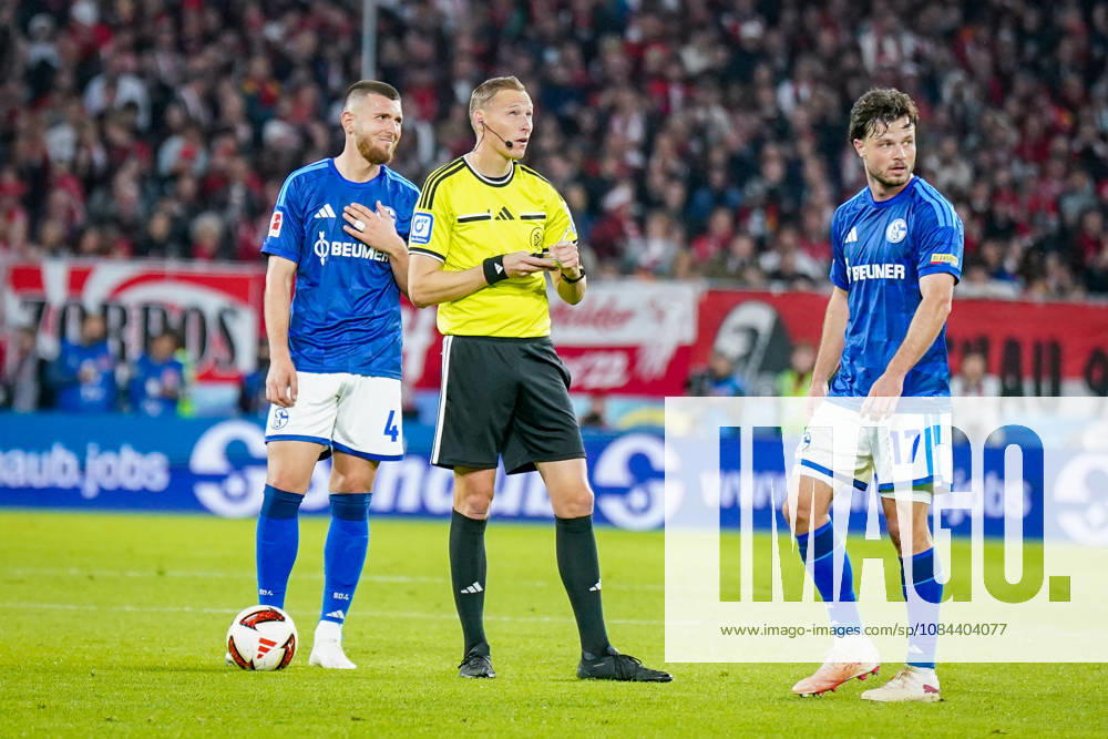 Deutschland: Fußball Bundesliga 2026 - 2027, 5. Spieltag - SC Freiburg - FC Schalke 04 - Europa-Park-Stadion (Freiburg): Schiedsrichter Martin Petersen (Stuttgart) mit Hasan Kurucay (FC Schalke 04, 4) Adrian Gantenbein (FC Schalke 04, 17) Mimik, Gesichtsausdruck, Emotion