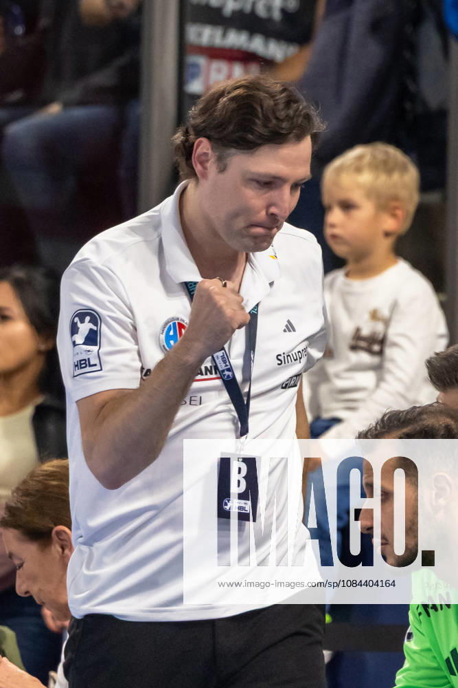 Faust bei Johannes Sellin (HC Erlangen, Chef-Trainer) GER, HC Erlangen vs. MT Melsungen, Handball, Opel Handball-Bundesliga, 8. Spieltag, Spielzeit 2026 2027, 11.10.2026 GER, HC Erlangen vs. MT Melsungen, Handball, Opel Handball-Bundesliga, 8. Spieltag, Spielzeit 2026 2027, 11.10.2026 Nuernberg