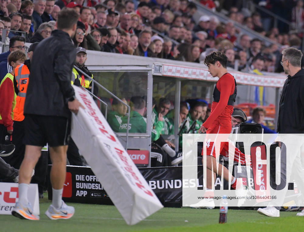 Fussball 1.Bundesliga, SC Freiburg - FC Schalke 04 v.l. Gelbe Rote Karte gelbrote, Ampelkarte fuer Yuito Suzuki (SC Freiburg) Freiburg