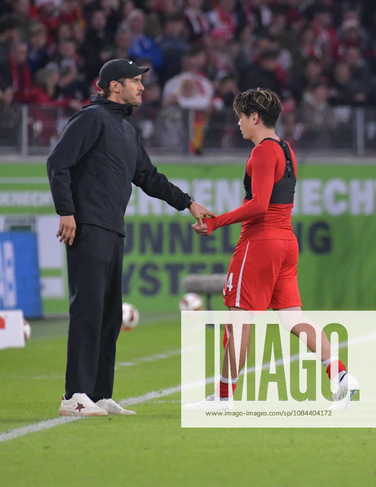 Fussball 1.Bundesliga, SC Freiburg - FC Schalke 04 v.l. Trainer Julian Schuster (SC Freiburg), Gelbe Rote Karte gelbrote, Ampelkarte fuer Yuito Suzuki (SC Freiburg) Freiburg