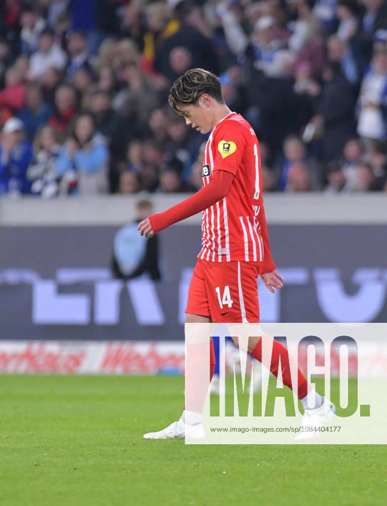 Fussball 1.Bundesliga, SC Freiburg - FC Schalke 04 v.l. Gelbe Rote Karte gelbrote, Ampelkarte fuer Yuito Suzuki (SC Freiburg) Freiburg