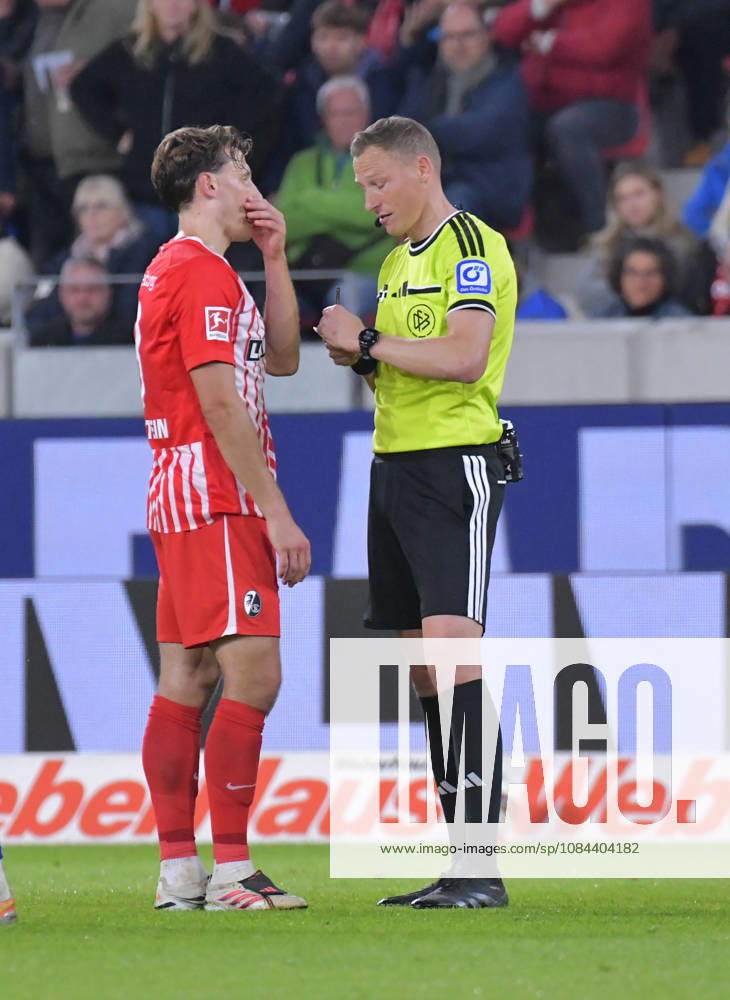 Fussball 1.Bundesliga, SC Freiburg - FC Schalke 04 v.l. Gelbe Rote Karte gelbrote, Ampelkarte fuer Yuito Suzuki (SC Freiburg), Maximilian Eggestein (SC Freiburg), Schiedsrichter Martin Petersen Freiburg