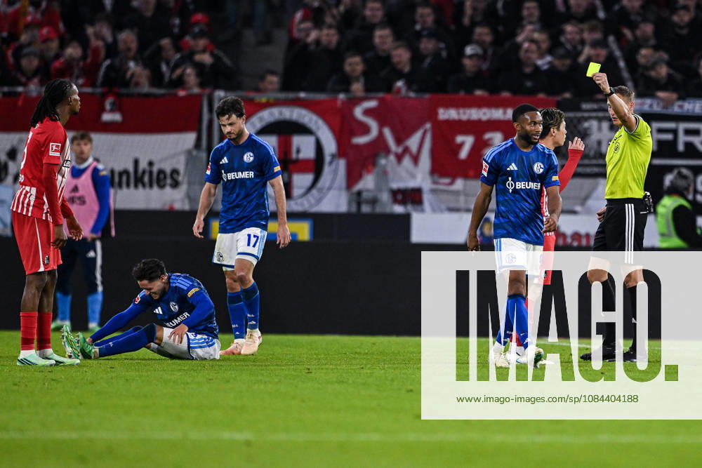 Fussball, Saison 2026 2027, Bundesliga, SC Freiburg - FC Schalke 04, Soufiane El-Faouzi (FC Schalke 04) (l), Gelb-Rote Karte für Yuito Suzuki (SC Freiburg) xRHR-FOTO YYx