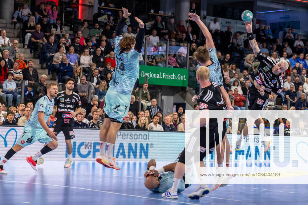 Marek Nissen (HC Erlangen, 06) wirft ueber den Block Johannes Golla (MT Melsungen, 14), Adrian Sipos (MT Melsungen, 08) am Boden. GER, HC Erlangen vs. MT Melsungen, Handball, Opel Handball-Bundesliga, 8. Spieltag, Spielzeit 2026 2027, 11.10.2026 GER, HC Erlangen vs. MT Melsungen, Handball, Opel Handball-Bundesliga, 8. Spieltag, Spielzeit 2026 2027, 11.10.2026 Nuernberg