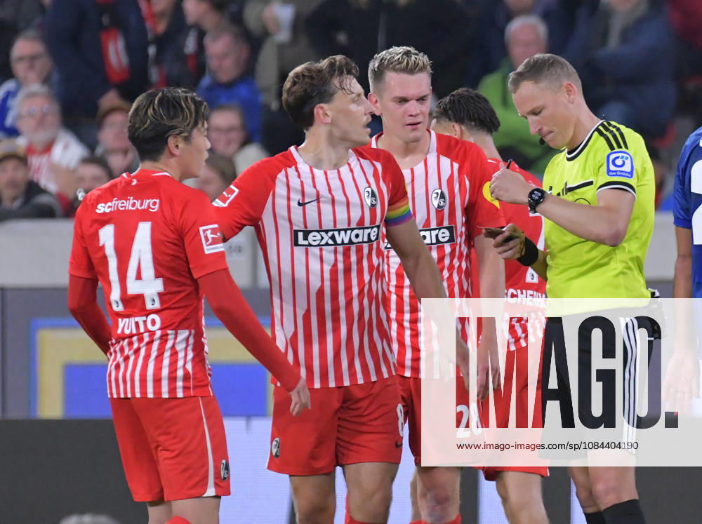 Fussball 1.Bundesliga, SC Freiburg - FC Schalke 04 v.l. Gelbe Rote Karte gelbrote, Ampelkarte fuer Yuito Suzuki (SC Freiburg) Freiburg