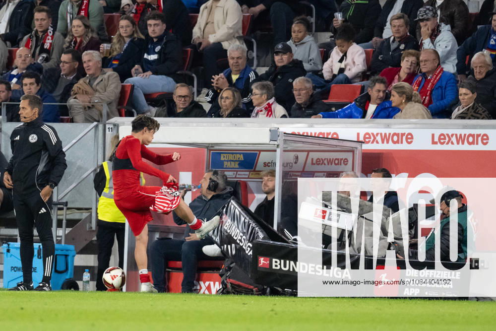 GER, Fussball, Herren, 1. Bundesliga, Saison 2026 2027, 5. Spieltag, SC Freiburg vs. FC Schalke 04 Frust nach der roten Karte bei Yuito Suzuki ( SC Freiburg, 14 ), Kickt die Bande, Werbebande weg. DFB DFL regulations prohibit any use of photographs as image sequences and or quasi-video. Freiburg Europa-Park Stadion Baden-Württemberg Deutschland