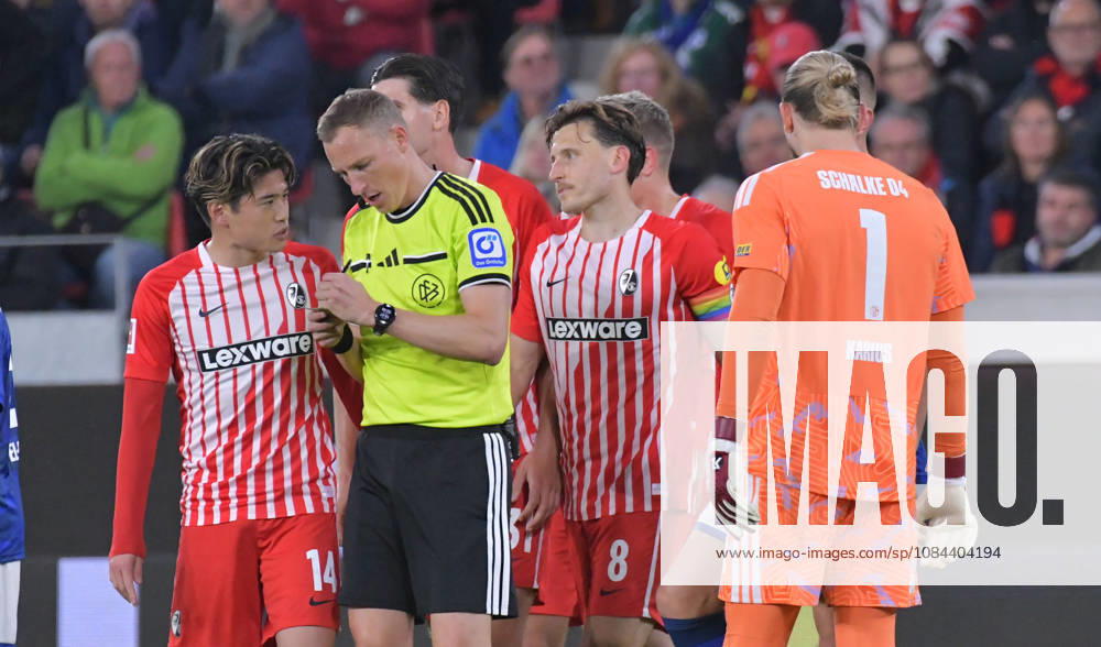 Fussball 1.Bundesliga, SC Freiburg - FC Schalke 04 v.l. Gelbe Rote Karte gelbrote, Ampelkarte fuer Yuito Suzuki (SC Freiburg), Schiedsrichter Martin Petersen Freiburg