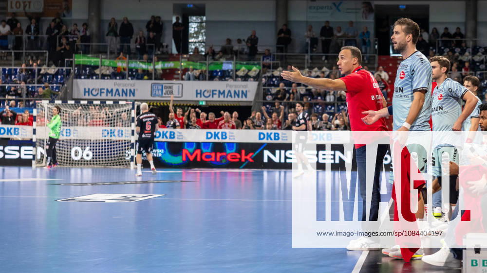 Roberto Garcia Parrondo (MT Melsungen, Trainer) an der Seitenlinie. GER, HC Erlangen vs. MT Melsungen, Handball, Opel Handball-Bundesliga, 8. Spieltag, Spielzeit 2026 2027, 11.10.2026 GER, HC Erlangen vs. MT Melsungen, Handball, Opel Handball-Bundesliga, 8. Spieltag, Spielzeit 2026 2027, 11.10.2026 Nuernberg