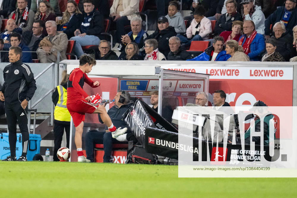 GER, Fussball, Herren, 1. Bundesliga, Saison 2026 2027, 5. Spieltag, SC Freiburg vs. FC Schalke 04 Frust nach der roten Karte bei Yuito Suzuki ( SC Freiburg, 14 ), Kickt die Bande, Werbebande weg. DFB DFL regulations prohibit any use of photographs as image sequences and or quasi-video. Freiburg Europa-Park Stadion Baden-Württemberg Deutschland