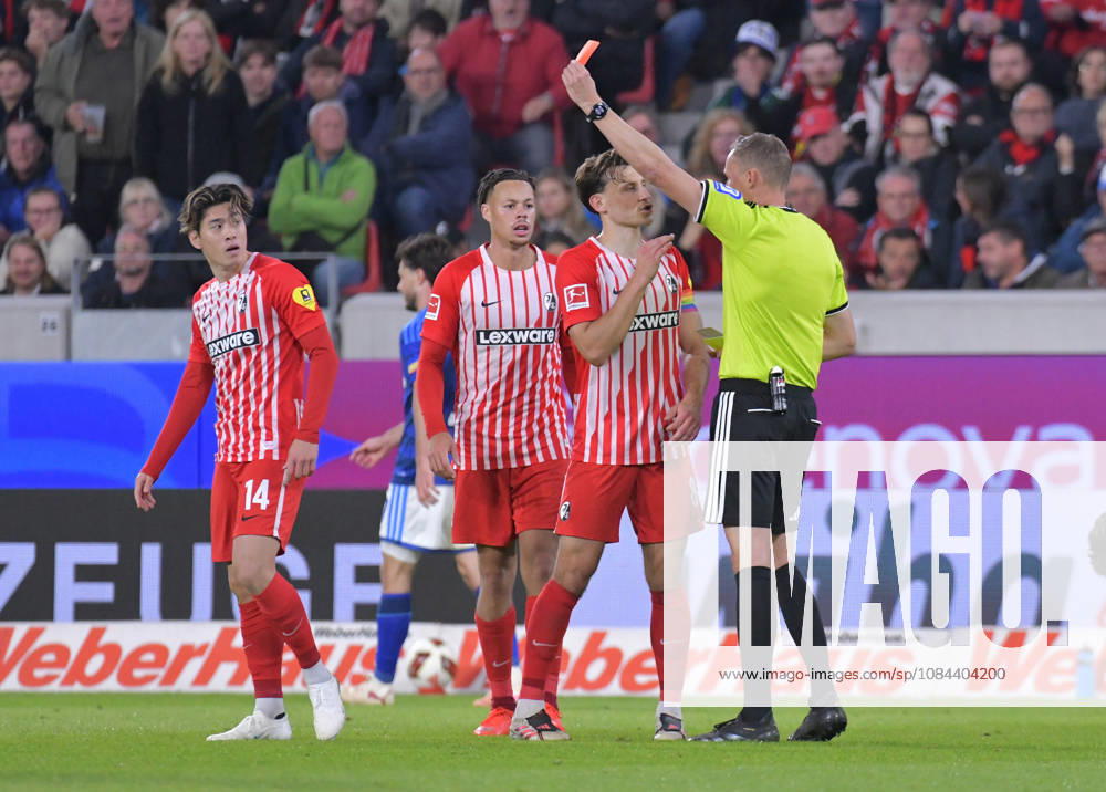 Fussball 1.Bundesliga, SC Freiburg - FC Schalke 04 v.l. Gelbe Rote Karte gelbrote, Ampelkarte fuer Yuito Suzuki (SC Freiburg), Schiedsrichter Martin Petersen Freiburg