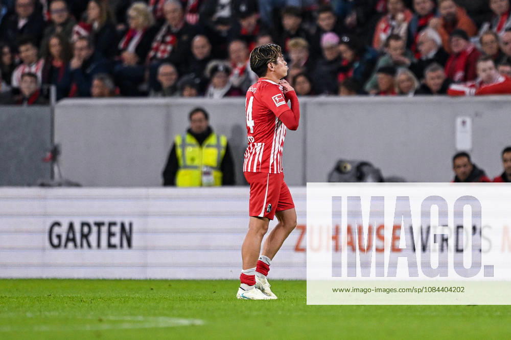 Fussball, Saison 2026 2027, Bundesliga, SC Freiburg - FC Schalke 04, Platzverweis Yuito Suzuki (SC Freiburg) verlässt das Feld, xRHR-FOTO YYx
