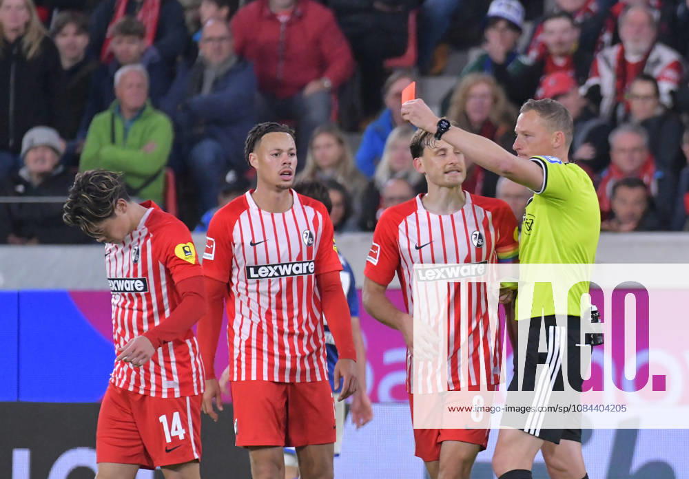 Fussball 1.Bundesliga, SC Freiburg - FC Schalke 04 v.l. Gelbe Rote Karte gelbrote, Ampelkarte fuer Yuito Suzuki (SC Freiburg), Schiedsrichter Martin Petersen Freiburg