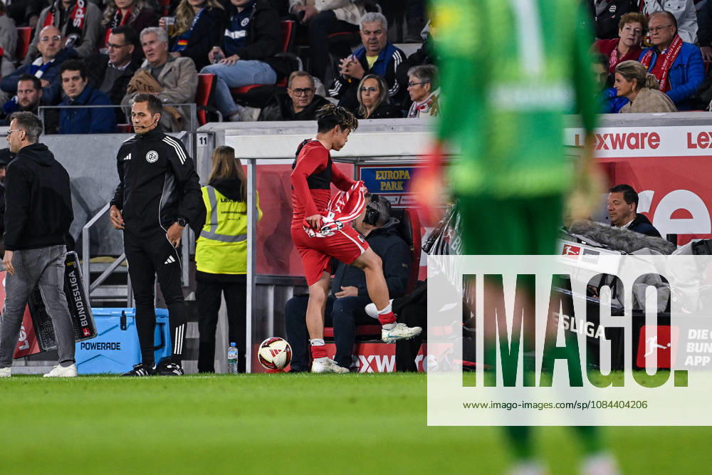 Fussball, Saison 2026 2027, Bundesliga, SC Freiburg - FC Schalke 04, Platzverweis Yuito Suzuki (SC Freiburg) verlässt das fällt und tritt eine Bande, xRHR-FOTO YYx