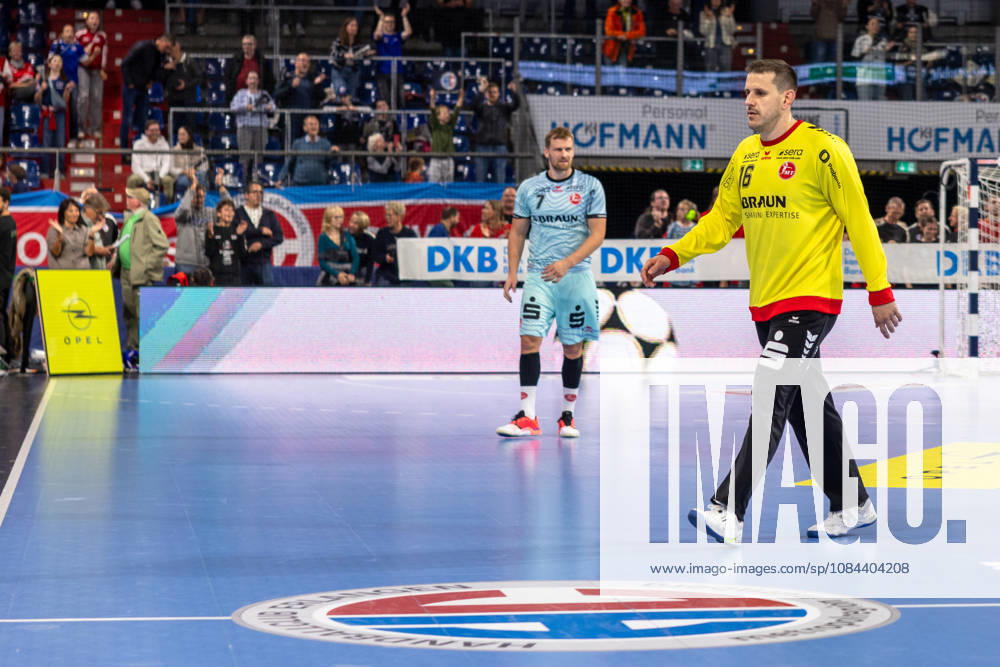 Nebojsa Simic (MT Melsungen, 16) Towart verlaesst enttaeuscht die Halle. GER, HC Erlangen vs. MT Melsungen, Handball, Opel Handball-Bundesliga, 8. Spieltag, Spielzeit 2026 2027, 11.10.2026 GER, HC Erlangen vs. MT Melsungen, Handball, Opel Handball-Bundesliga, 8. Spieltag, Spielzeit 2026 2027, 11.10.2026 Nuernberg