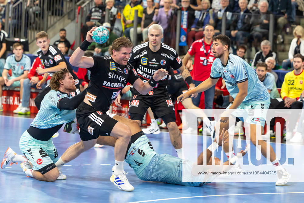 Maciej Gebala (HC Erlangen, 77) beim Wurf mit Energie im gesicht. GER, HC Erlangen vs. MT Melsungen, Handball, Opel Handball-Bundesliga, 8. Spieltag, Spielzeit 2026 2027, 11.10.2026 GER, HC Erlangen vs. MT Melsungen, Handball, Opel Handball-Bundesliga, 8. Spieltag, Spielzeit 2026 2027, 11.10.2026 Nuernberg