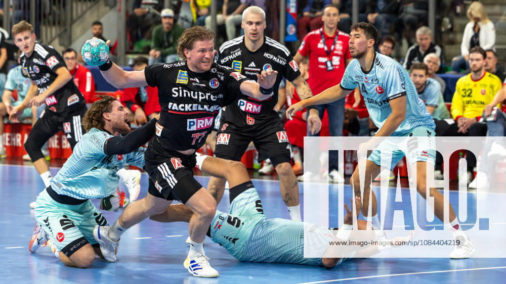 Maciej Gebala (HC Erlangen, 77) zieht zum Tor, Speiler von Melsungen koennen in nicht stoppen. GER, HC Erlangen vs. MT Melsungen, Handball, Opel Handball-Bundesliga, 8. Spieltag, Spielzeit 2026 2027, 11.10.2026 GER, HC Erlangen vs. MT Melsungen, Handball, Opel Handball-Bundesliga, 8. Spieltag, Spielzeit 2026 2027, 11.10.2026 Nuernberg