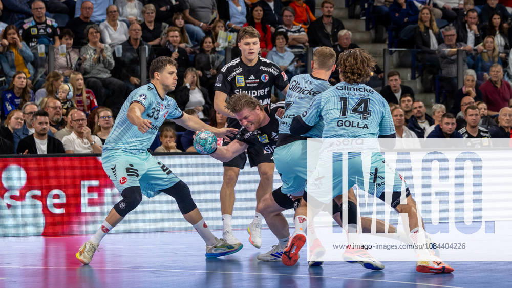 Marek Nissen (HC Erlangen, 06) bricht duzrch den Block Aaron Mensing (MT Melsungen, 33), Johannes Golla (MT Melsungen, 14) GER, HC Erlangen vs. MT Melsungen, Handball, Opel Handball-Bundesliga, 8. Spieltag, Spielzeit 2026 2027, 11.10.2026 GER, HC Erlangen vs. MT Melsungen, Handball, Opel Handball-Bundesliga, 8. Spieltag, Spielzeit 2026 2027, 11.10.2026 Nuernberg