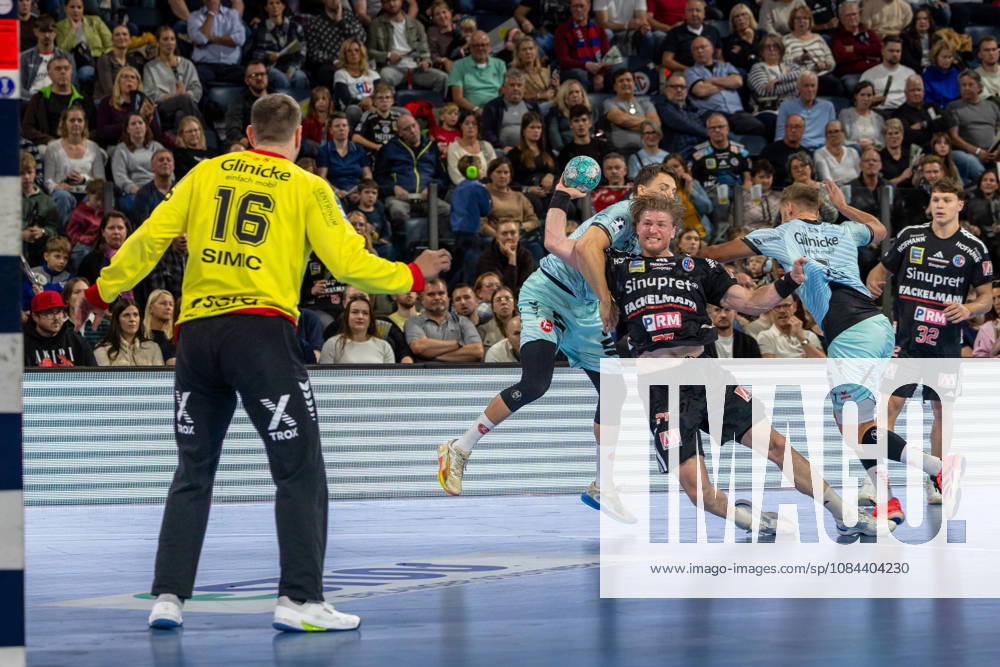 Maciej Gebala (HC Erlangen, 77) im Zweikampf beim Wurf auf Nebojsa Simic (MT Melsungen, 16) GER, HC Erlangen vs. MT Melsungen, Handball, Opel Handball-Bundesliga, 8. Spieltag, Spielzeit 2026 2027, 11.10.2026 GER, HC Erlangen vs. MT Melsungen, Handball, Opel Handball-Bundesliga, 8. Spieltag, Spielzeit 2026 2027, 11.10.2026 Nuernberg