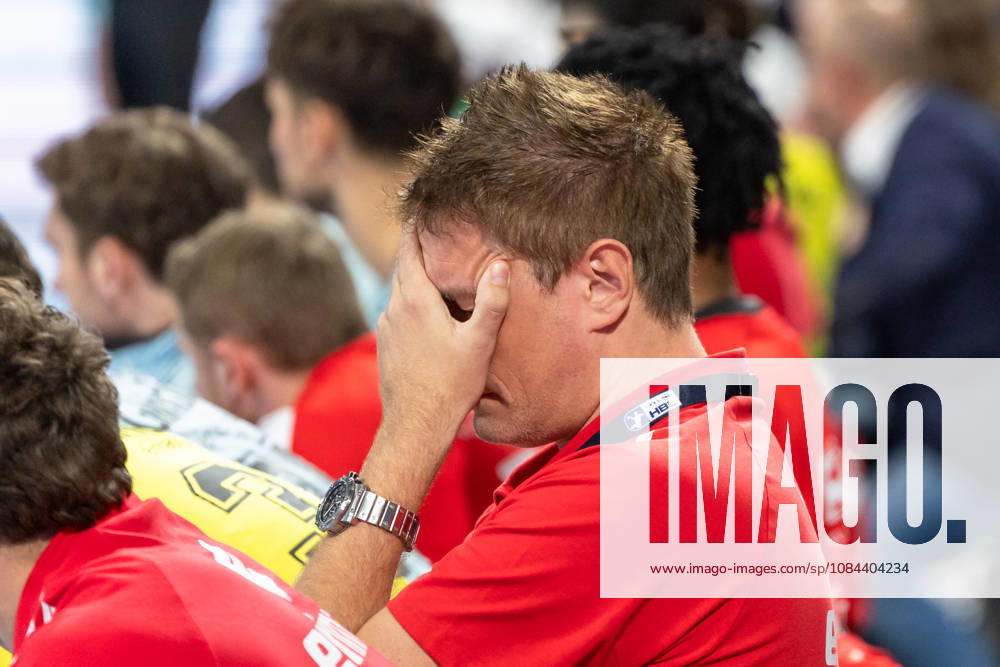 Carsten Lichtlein (MT Melsungen, Torwarttrainer) die Haende ueber dem Gesicht. GER, HC Erlangen vs. MT Melsungen, Handball, Opel Handball-Bundesliga, 8. Spieltag, Spielzeit 2026 2027, 11.10.2026 GER, HC Erlangen vs. MT Melsungen, Handball, Opel Handball-Bundesliga, 8. Spieltag, Spielzeit 2026 2027, 11.10.2026 Nuernberg