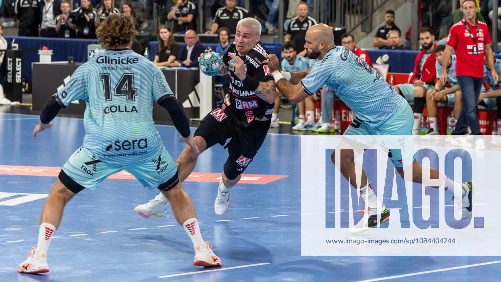 Marek Nissen (HC Erlangen, 06) im Zweikampf. Adrian Sipos (MT Melsungen, 08) Johannes Golla (MT Melsungen, 14) GER, HC Erlangen vs. MT Melsungen, Handball, Opel Handball-Bundesliga, 8. Spieltag, Spielzeit 2026 2027, 11.10.2026 GER, HC Erlangen vs. MT Melsungen, Handball, Opel Handball-Bundesliga, 8. Spieltag, Spielzeit 2026 2027, 11.10.2026 Nuernberg