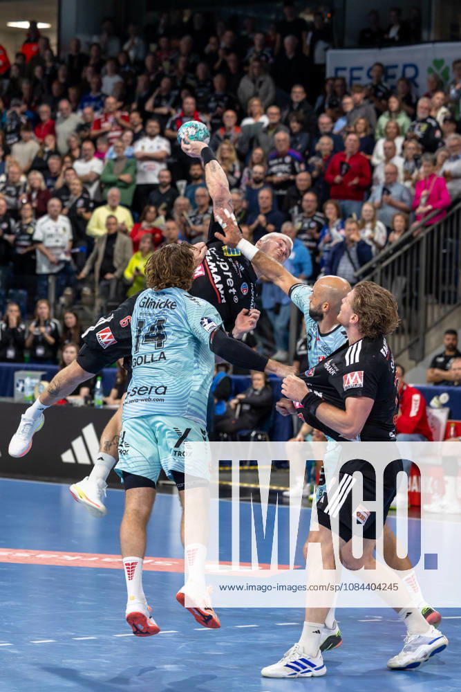 Marek Nissen (HC Erlangen, 06) beim Wurf in der Luft. GER, HC Erlangen vs. MT Melsungen, Handball, Opel Handball-Bundesliga, 8. Spieltag, Spielzeit 2026 2027, 11.10.2026 GER, HC Erlangen vs. MT Melsungen, Handball, Opel Handball-Bundesliga, 8. Spieltag, Spielzeit 2026 2027, 11.10.2026 Nuernberg