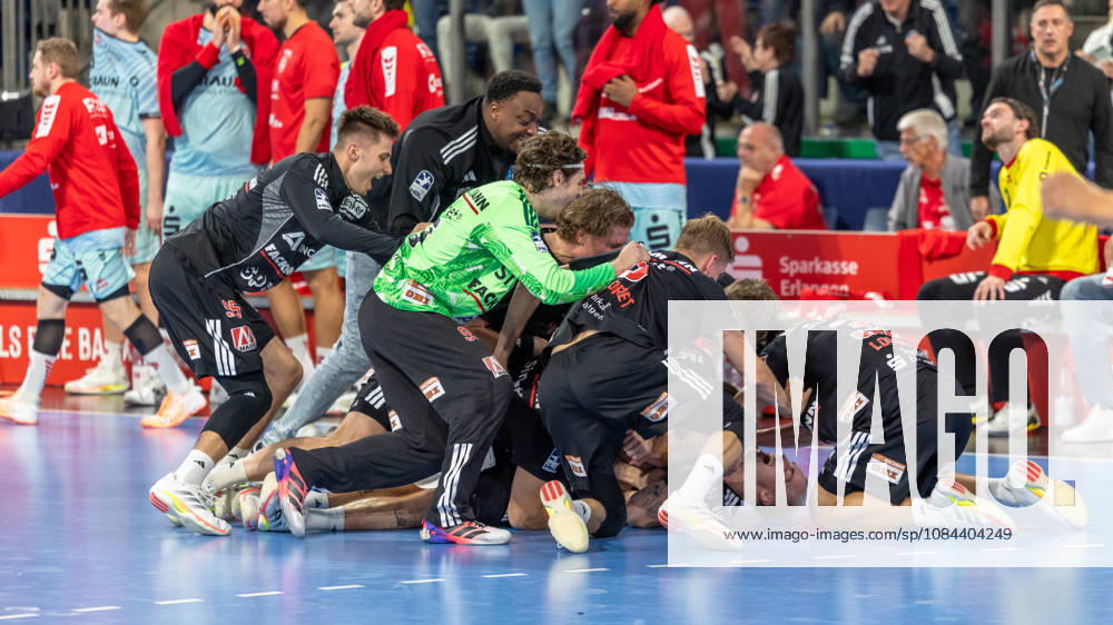 Erlangener Mannschaft stuerzt sich auf den Torschuetzen zum Sieg Marek Nissen (HC Erlangen, 06). GER, HC Erlangen vs. MT Melsungen, Handball, Opel Handball-Bundesliga, 8. Spieltag, Spielzeit 2026 2027, 11.10.2026 GER, HC Erlangen vs. MT Melsungen, Handball, Opel Handball-Bundesliga, 8. Spieltag, Spielzeit 2026 2027, 11.10.2026 Nuernberg