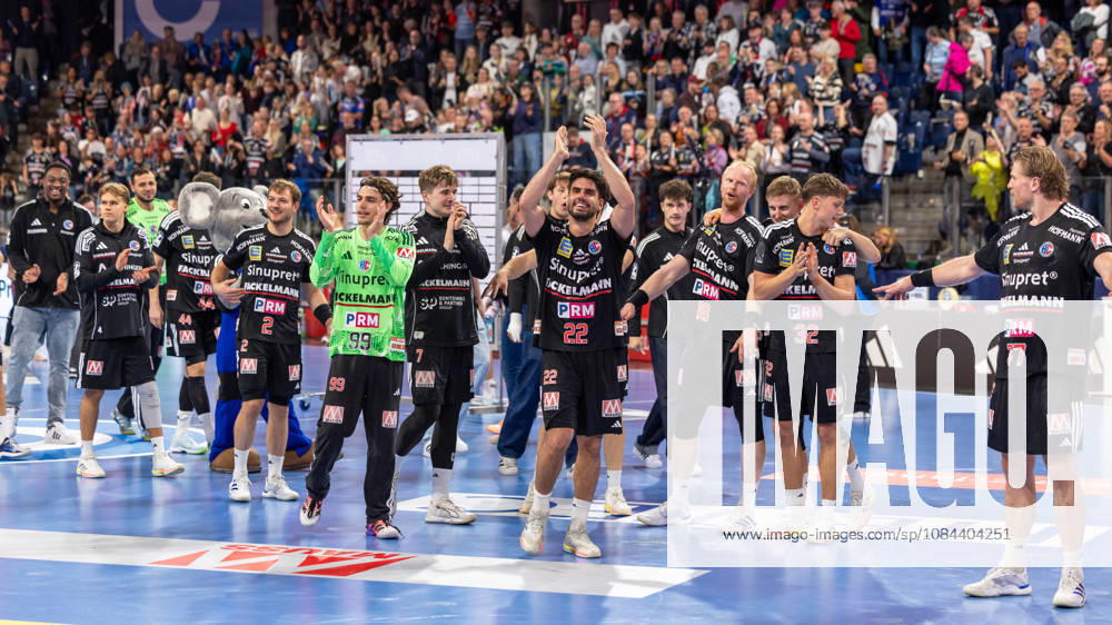 Mannschaft jubelt nach dem Sieg. Tin Herceg (HC Erlangen, 99) GER, HC Erlangen vs. MT Melsungen, Handball, Opel Handball-Bundesliga, 8. Spieltag, Spielzeit 2026 2027, 11.10.2026 GER, HC Erlangen vs. MT Melsungen, Handball, Opel Handball-Bundesliga, 8. Spieltag, Spielzeit 2026 2027, 11.10.2026 Nuernberg