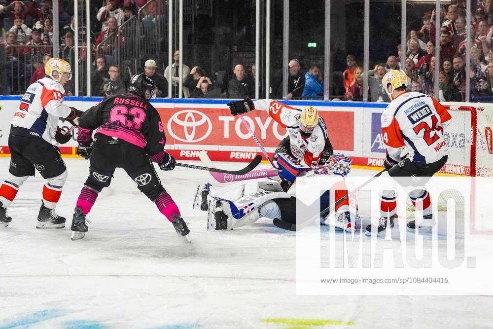 Eishockey Penny-DEL 8.Spieltag Kölner Haie - Nürnberg Ice Tigers am 11.10.2026 in der Lanxess Arena in Köln Niklas Treutle ( Nürnberg ), mitte - begräbt die Scheibe unter sich Gemäß den Vorgaben der DEL Deutsche Eishockey Liga ist die Publikation und Weiterverwertung der Aufnahmen in elektronischen Medien und Endgeräten aller Art während des laufenden Spiels nicht zulässig.