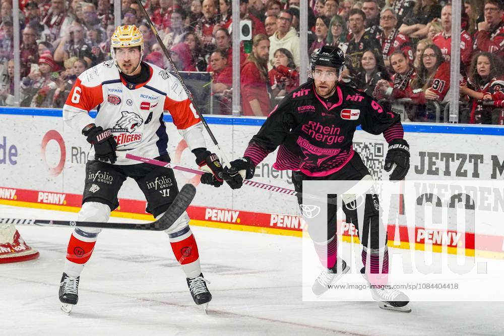 Eishockey Penny-DEL 8.Spieltag Kölner Haie - Nürnberg Ice Tigers am 11.10.2026 in der Lanxess Arena in Köln Julius Karrer ( Nürnberg ), links - Marcel Noebels ( Köln ), rechts Gemäß den Vorgaben der DEL Deutsche Eishockey Liga ist die Publikation und Weiterverwertung der Aufnahmen in elektronischen Medien und Endgeräten aller Art während des laufenden Spiels nicht zulässig.