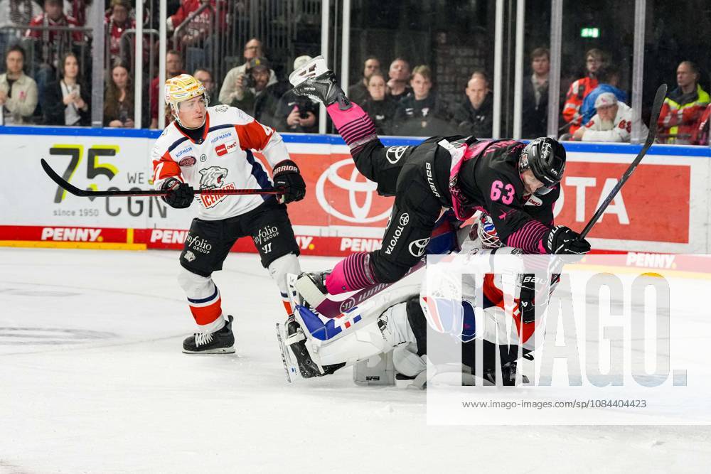 Eishockey Penny-DEL 8.Spieltag Kölner Haie - Nürnberg Ice Tigers am 11.10.2026 in der Lanxess Arena in Köln Patrick Russell ( Köln ), mitte - kollidiert mit Torwart Niklas Treutle ( Nürnberg ) Gemäß den Vorgaben der DEL Deutsche Eishockey Liga ist die Publikation und Weiterverwertung der Aufnahmen in elektronischen Medien und Endgeräten aller Art während des laufenden Spiels nicht zulässig.