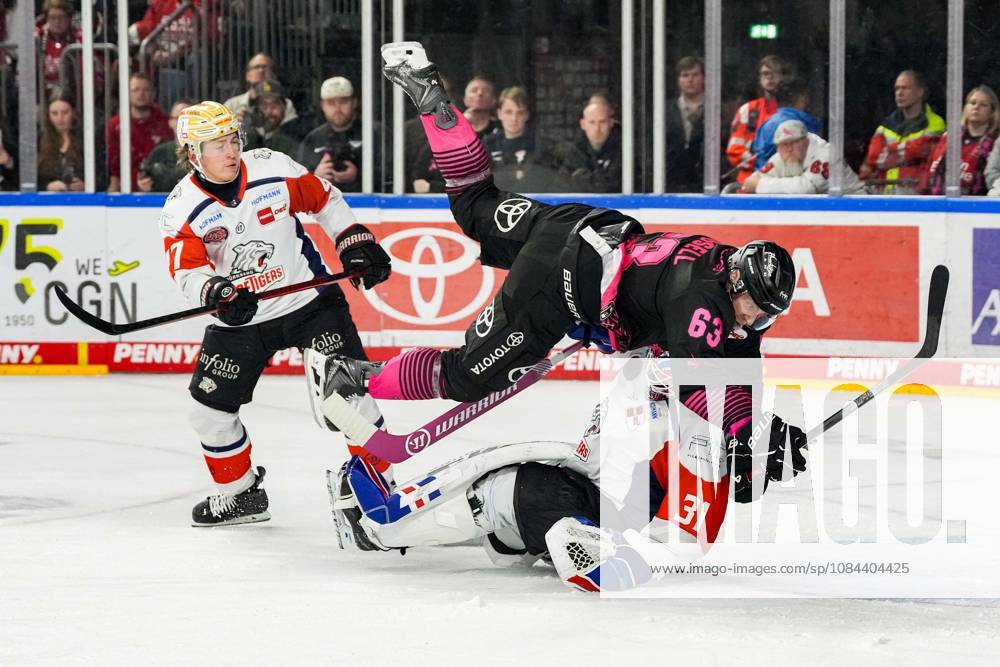 Eishockey Penny-DEL 8.Spieltag Kölner Haie - Nürnberg Ice Tigers am 11.10.2026 in der Lanxess Arena in Köln Patrick Russell ( Köln ), mitte - kollidiert mit Torwart Niklas Treutle ( Nürnberg ) Gemäß den Vorgaben der DEL Deutsche Eishockey Liga ist die Publikation und Weiterverwertung der Aufnahmen in elektronischen Medien und Endgeräten aller Art während des laufenden Spiels nicht zulässig.