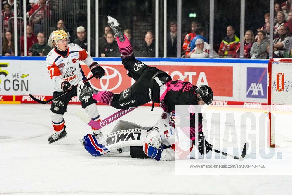 Eishockey Penny-DEL 8.Spieltag Kölner Haie - Nürnberg Ice Tigers am 11.10.2026 in der Lanxess Arena in Köln Patrick Russell ( Köln ), mitte - kollidiert mit Torwart Niklas Treutle ( Nürnberg ) Gemäß den Vorgaben der DEL Deutsche Eishockey Liga ist die Publikation und Weiterverwertung der Aufnahmen in elektronischen Medien und Endgeräten aller Art während des laufenden Spiels nicht zulässig.
