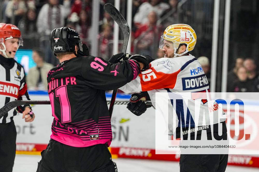 Eishockey Penny-DEL 8.Spieltag Kölner Haie - Nürnberg Ice Tigers am 11.10.2026 in der Lanxess Arena in Köln Ende des letzten Drittels wurde es noch ein mal ruppig. Hier mit Moritz Müller ( Köln ), links - und Samuel Dove-McFalls ( Nürnberg ) Gemäß den Vorgaben der DEL Deutsche Eishockey Liga ist die Publikation und Weiterverwertung der Aufnahmen in elektronischen Medien und Endgeräten aller Art während des laufenden Spiels nicht zulässig.