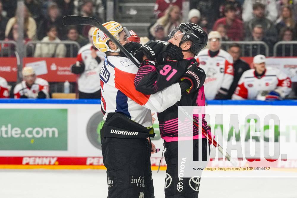 Eishockey Penny-DEL 8.Spieltag Kölner Haie - Nürnberg Ice Tigers am 11.10.2026 in der Lanxess Arena in Köln Ende des letzten Drittels wurde es noch ein mal ruppig. Hier mit Moritz Müller ( Köln ), links - und Samuel Dove-McFalls ( Nürnberg ) Gemäß den Vorgaben der DEL Deutsche Eishockey Liga ist die Publikation und Weiterverwertung der Aufnahmen in elektronischen Medien und Endgeräten aller Art während des laufenden Spiels nicht zulässig.