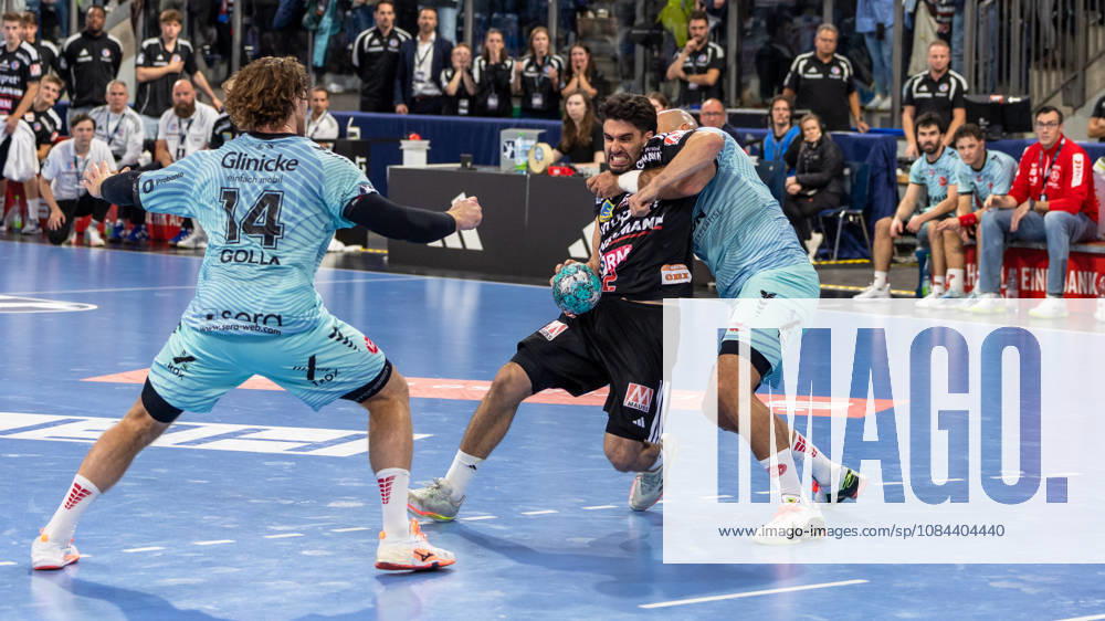 Frieder Bandlow (HC Erlangen, 02) im Zweikampf, Johannes Golla (MT Melsungen, 14) GER, HC Erlangen vs. MT Melsungen, Handball, Opel Handball-Bundesliga, 8. Spieltag, Spielzeit 2026 2027, 11.10.2026 GER, HC Erlangen vs. MT Melsungen, Handball, Opel Handball-Bundesliga, 8. Spieltag, Spielzeit 2026 2027, 11.10.2026 Nuernberg