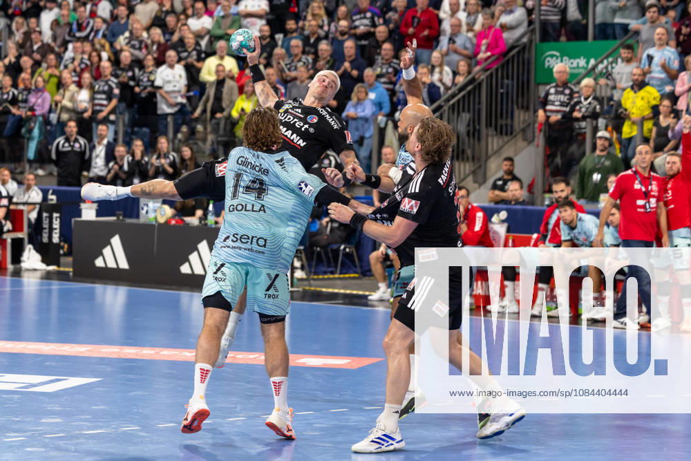 Marek Nissen (HC Erlangen, 06) beim Wurf in der Luft Johannes Golla (MT Melsungen, 14) GER, HC Erlangen vs. MT Melsungen, Handball, Opel Handball-Bundesliga, 8. Spieltag, Spielzeit 2026 2027, 11.10.2026 GER, HC Erlangen vs. MT Melsungen, Handball, Opel Handball-Bundesliga, 8. Spieltag, Spielzeit 2026 2027, 11.10.2026 Nuernberg