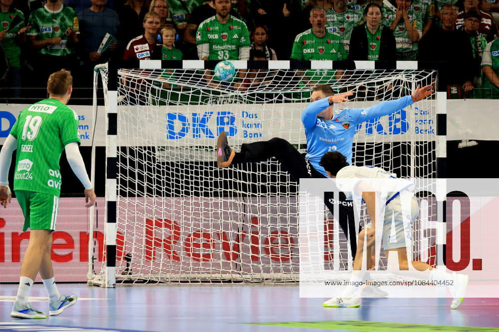 GER Deutschland, Handball, 1.Bundesliga, 27.08.2026, Saison 2026 2027, Berlin, Fuechse Berlin vs TBV Lemgo Lippe 7m , Palicka, Andreas ( Fuechse Berlin 12 ), Samuel Zehnder ( Lemgo 4 ) nordphoto GmbH Engler Berlin Max-Schmeling-Halle Berlin Deutschland