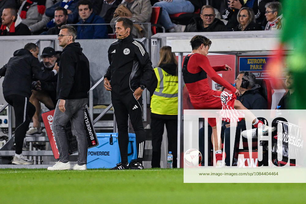 Fussball, Saison 2026 2027, Bundesliga, SC Freiburg - FC Schalke 04, Platzverweis Yuito Suzuki (SC Freiburg) verlässt das fällt und tritt eine Bande, xRHR-FOTO YYx