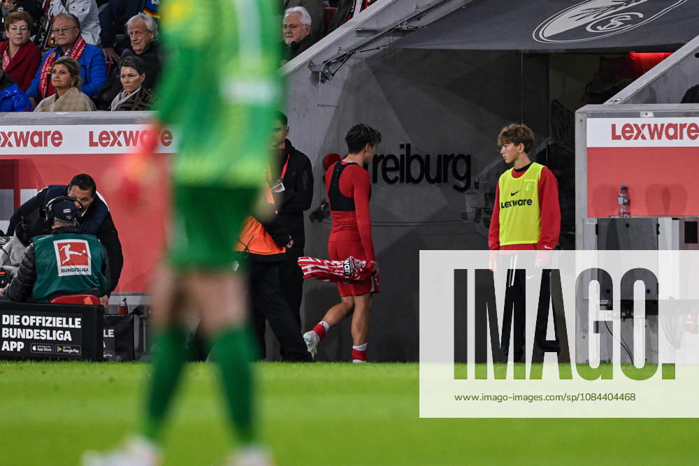 Fussball, Saison 2026 2027, Bundesliga, SC Freiburg - FC Schalke 04, Platzverweis Yuito Suzuki (SC Freiburg) verlässt das Feld, xRHR-FOTO YYx