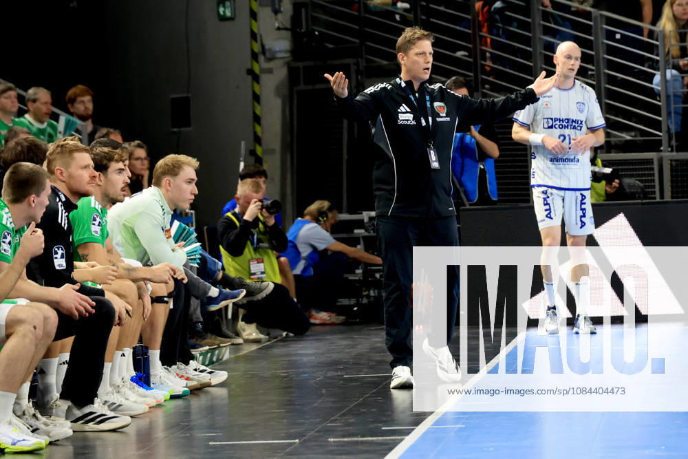 GER Deutschland, Handball, 1.Bundesliga, 27.08.2026, Saison 2026 2027, Berlin, Fuechse Berlin vs TBV Lemgo Lippe Cheftrainer Nicolej Krickau ( Fuechse Berlin ), Fuechse-Spielerbank nordphoto GmbH Engler Berlin Max-Schmeling-Halle Berlin Deutschland