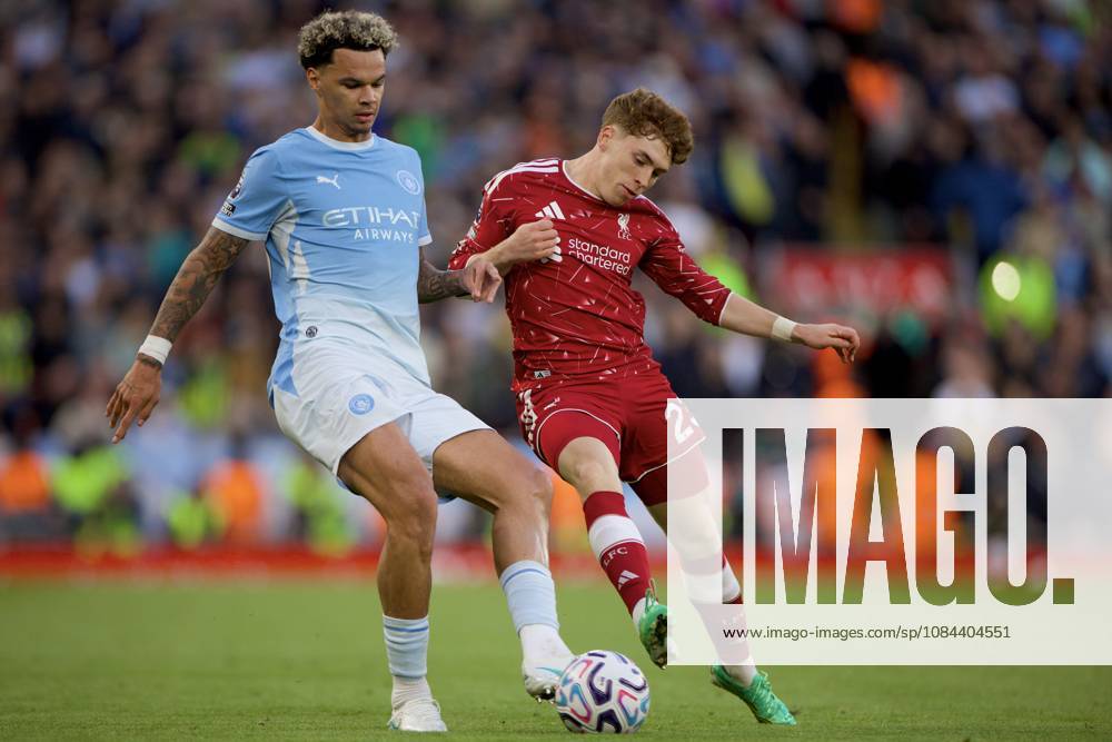 Football - FA Premier League - Liverpool FC v Manchester City FC LIVERPOOL, ENGLAND - Sunday, October 11, 2026: Manchester City s Nico O Reilly and Liverpool s Victor Munoz during the FA Premier League match between Liverpool FC and Manchester City FC at Anfield. (Photo by David Rawcliffe Propaganda) LIVERPOOL Anfield MERSEYSIDE ENGLAND