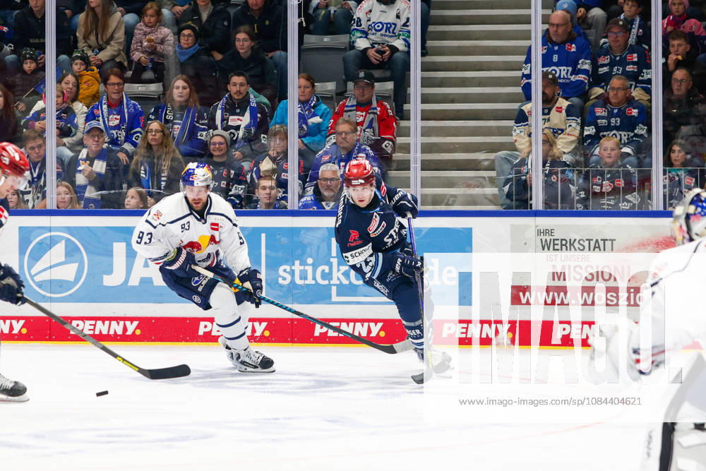 Maximilian Kastner (EHC Red Bull Muenchen, 93) und Reed Lebster (Schwenninger Wild Wings, 23), GER, Schwenninger Wild Wings vs. EHC Red Bull Muenchen, Eishockey, PENNY DEL, 8. Spieltag, Spielzeit 2026 2027, 11.10.2026 GER, Schwenninger Wild Wings vs. EHC Red Bull Muenchen, Eishockey, PENNY DEL, 8. Spieltag, Spielzeit 2026 2027, 11.10.2026 Schwenningen